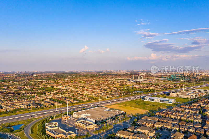 鸟瞰图Purpleville, Kleinburg在特斯顿路和400高速公路，独立和复式住宅在伍德布里奇沃恩，安大略省，加拿大